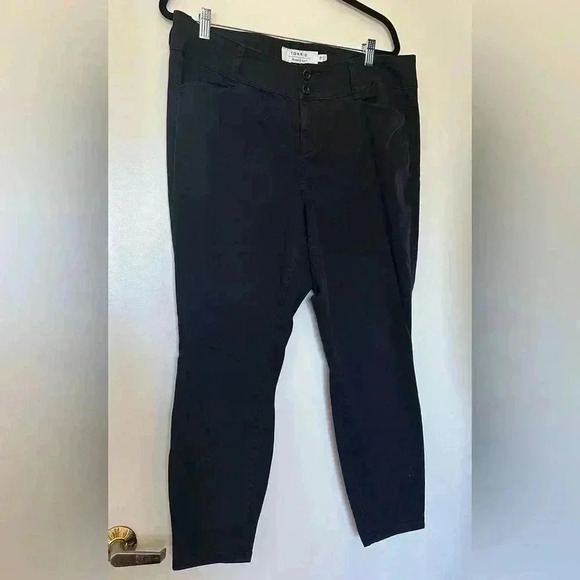 NWOT Torrid Black Capris in Size 18 - Picture 1 of 4